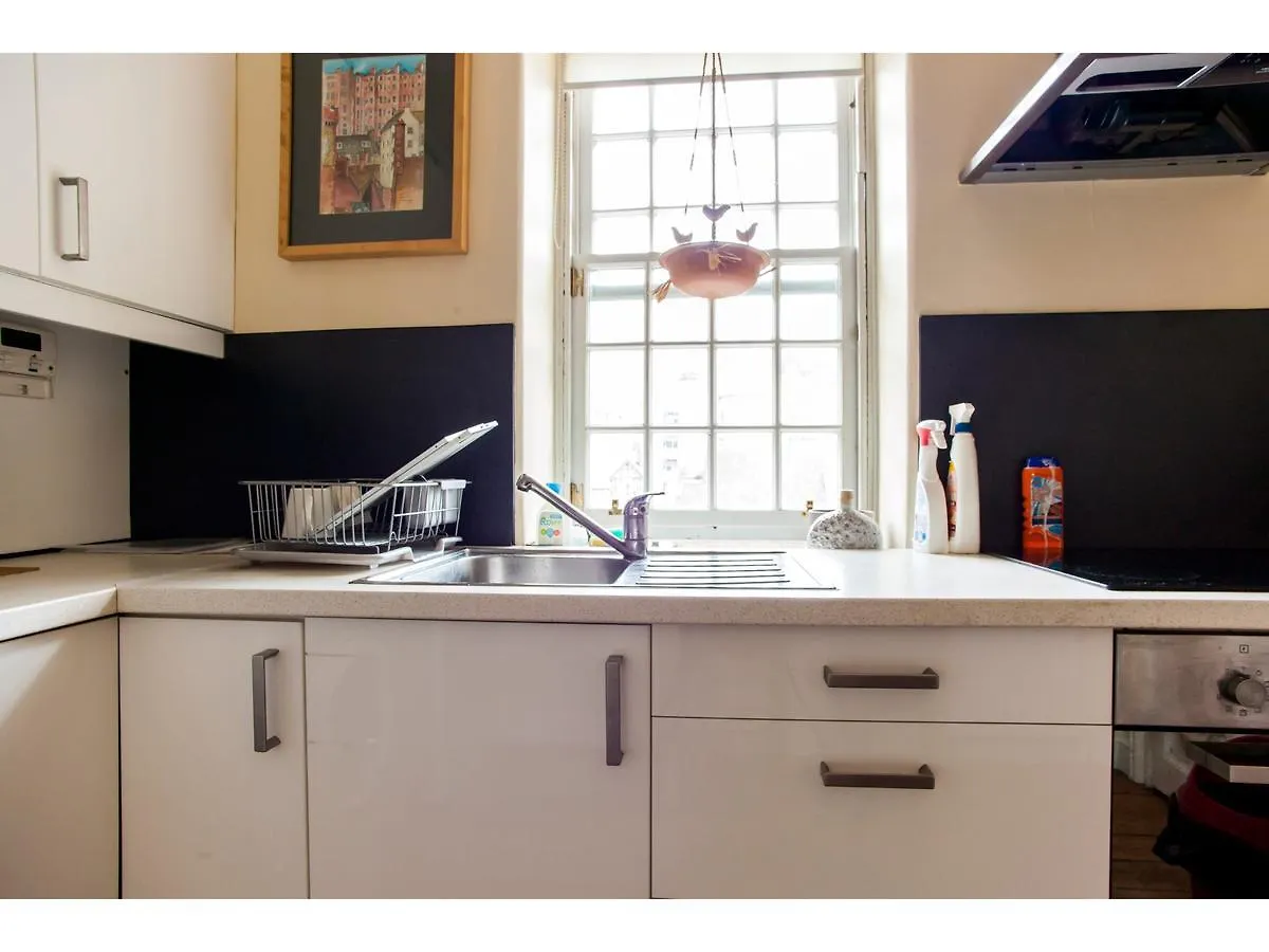 Historic Dean Village Treasure, Sleeps 4 Edimburgo