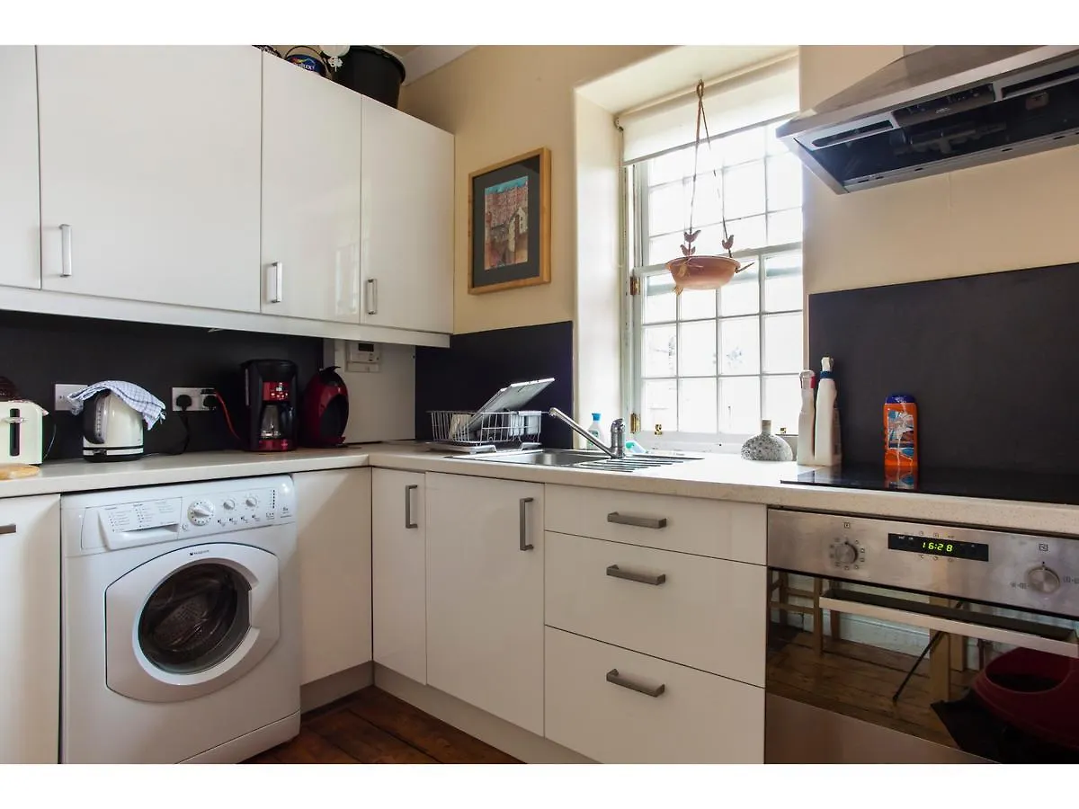 Historic Dean Village Treasure, Sleeps 4 Edinburgh Apartment
